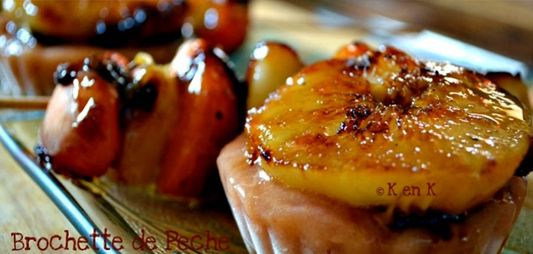 Karamelisierte Spieße mit Pfirsichen und Aprikosen a la Plancha